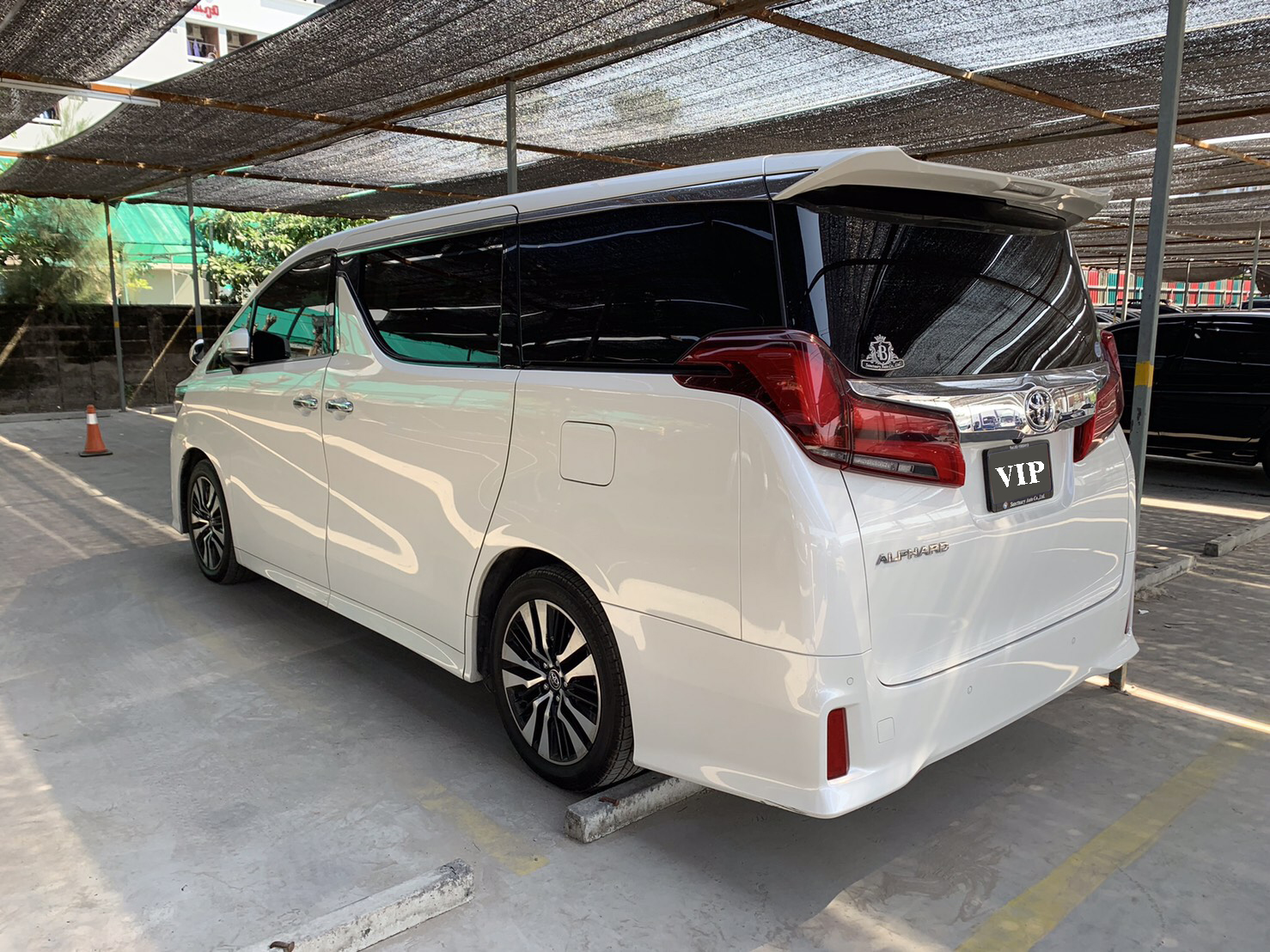 บริการให้เช่ารถตู้ ALPHARD พร้อมคนขับ